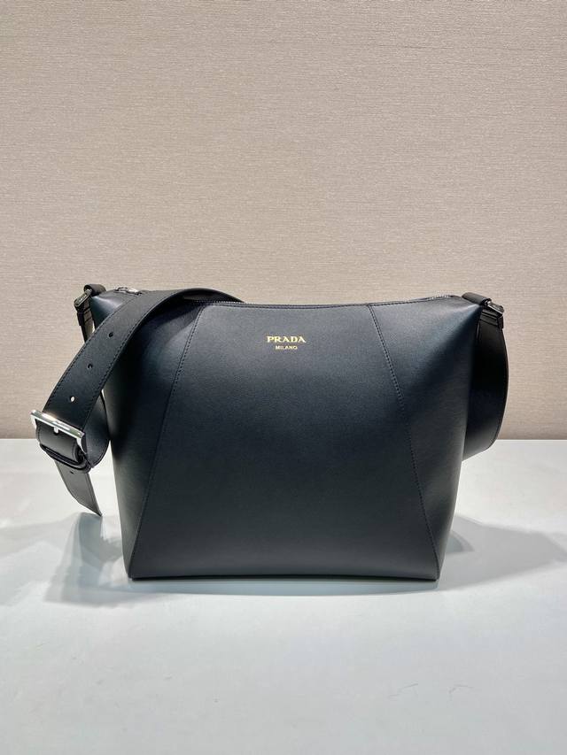 Premium Original New Messenger Bag 2Vh177. Crafted from soft grained leather, th