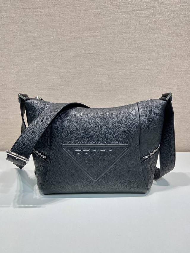 Premium Original New Messenger Bag 2Vh165 This soft shoulder bag embodies a vers