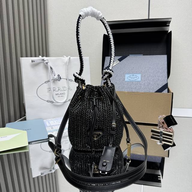 Top-quality, original, new woven 1Be068 bucket bag. This woven bucket bag is mad