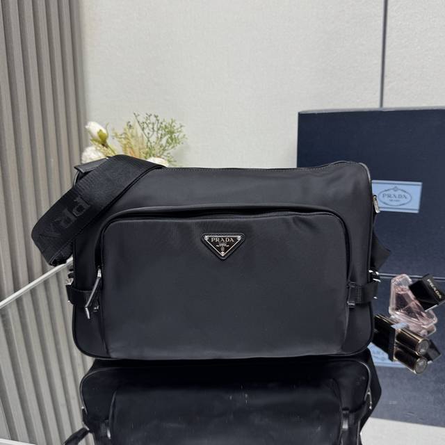 Premium Original New Large Messenger Bag 2Vh191 Large This shoulder bag's sporty