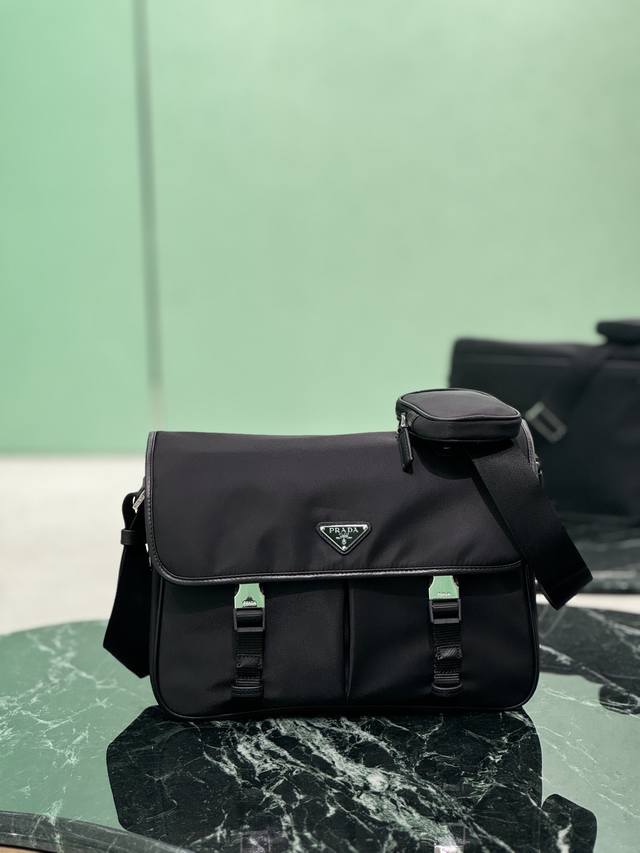 Upgraded Flap Shoulder Bag (Large) This nylon flap handbag is decorated with cla