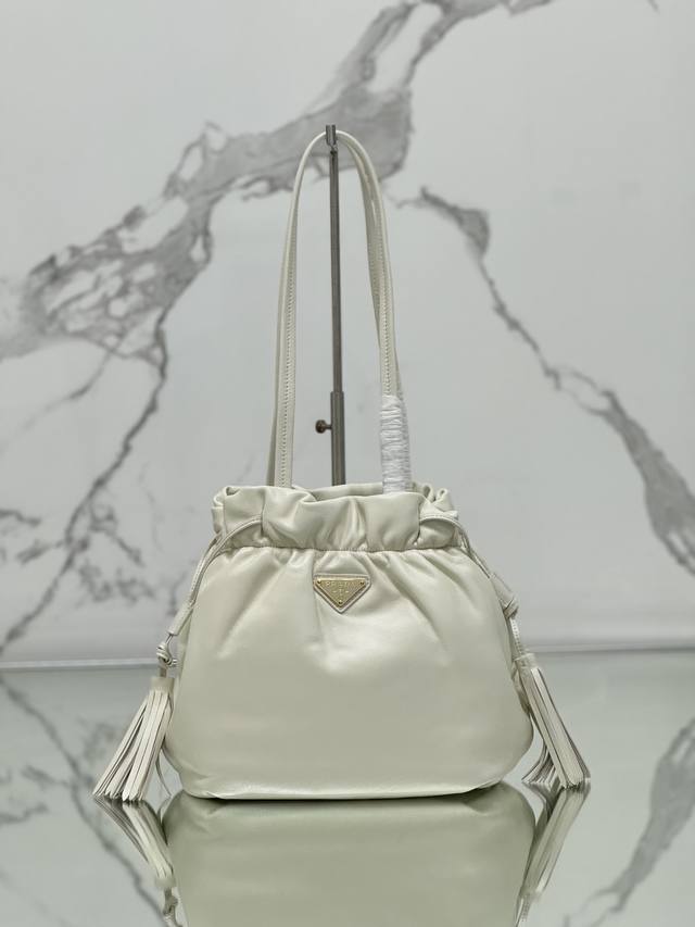 New Lucky Bag This bag is made of imported lambskin, with a drawstring and two s
