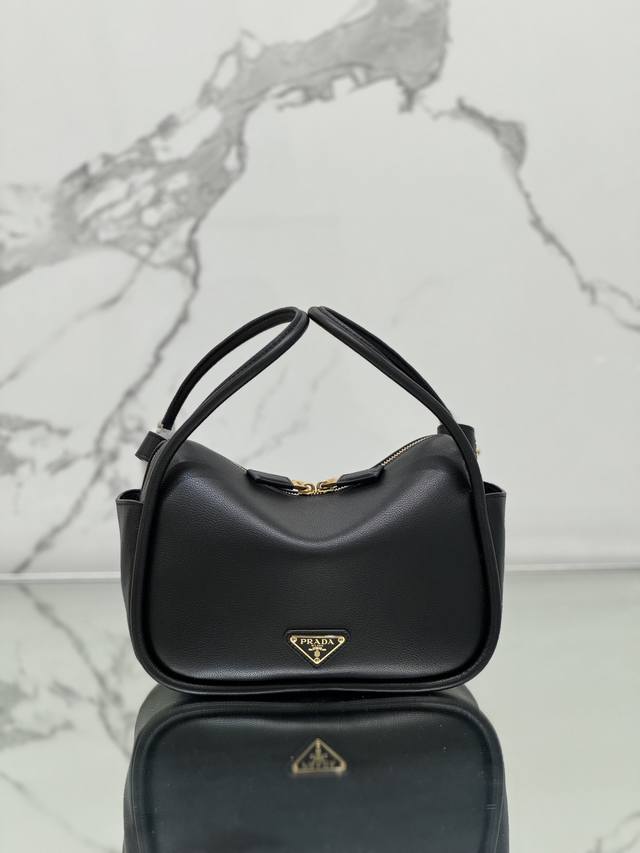 New bowling bag This Lindy handbag shoulder version is made of Italian Soft Grai