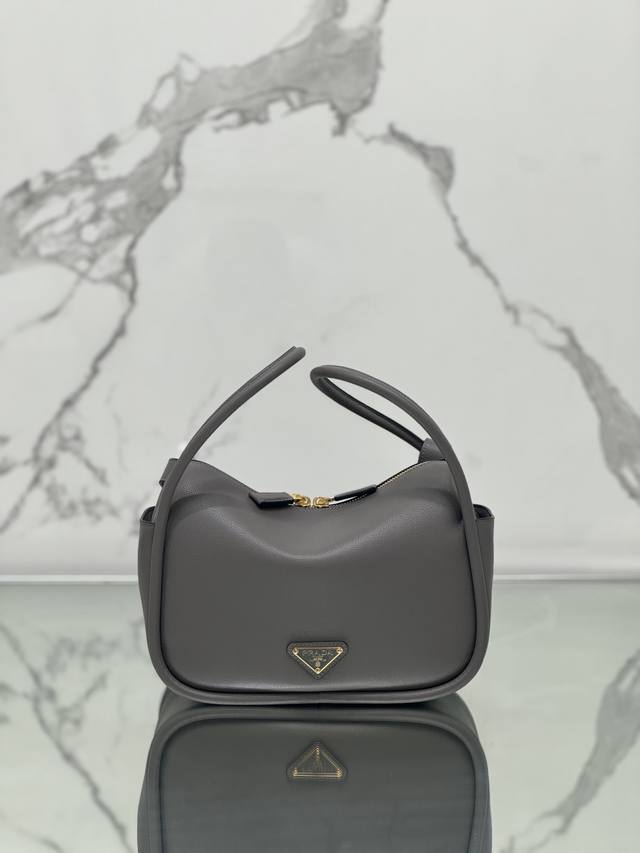 New bowling bag This Lindy handbag shoulder version is made of Italian Soft Grai