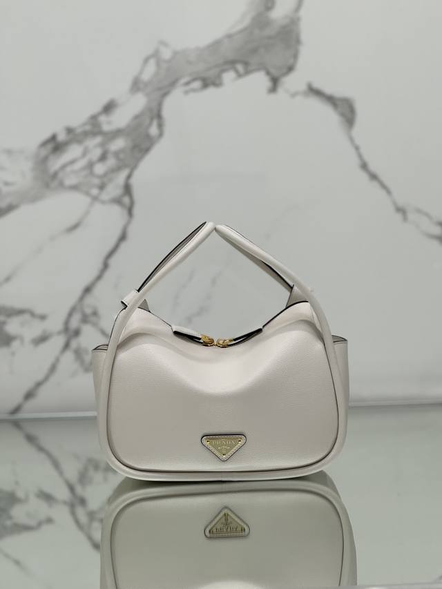 New bowling bag This Lindy handbag shoulder version is made of Italian Soft Grai