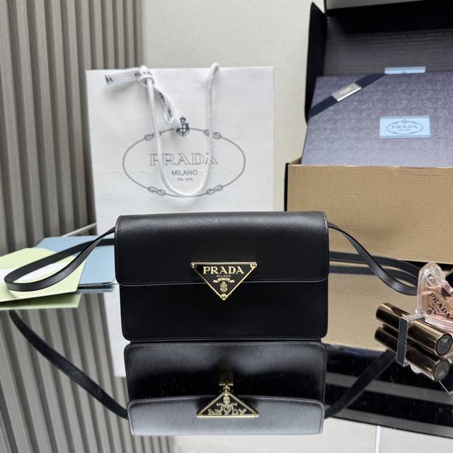 Top-of-the-line original new handbag 1Bd386 Mini model. This mini handbag is cra
