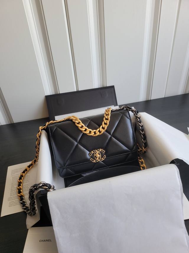 23P20Bag Woc's latest button design is more refined than the older magnetic butt