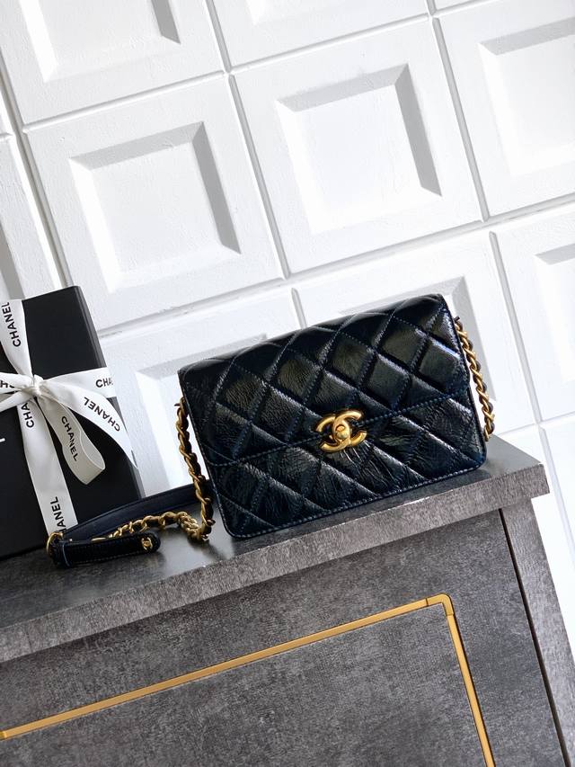 Underarm Bags in navy blue gradient and black and blue are now available. This p