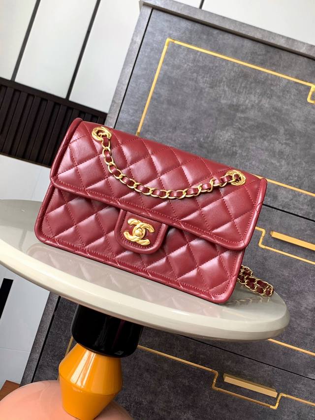 This small burgundy cowhide Ohanel 24K tofu bag combines durability and aestheti