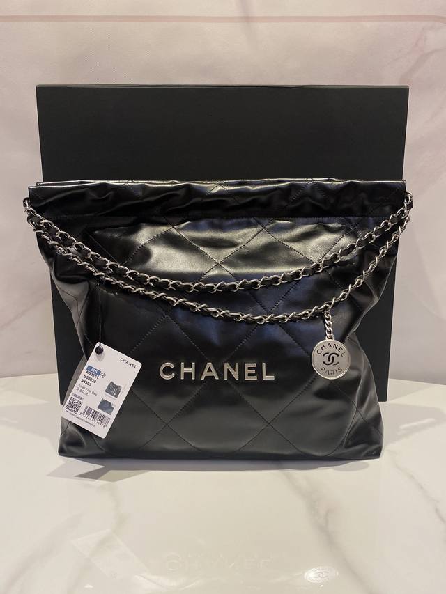 High-end version of the popular 22 Bag shopping bag for spring and summer. This