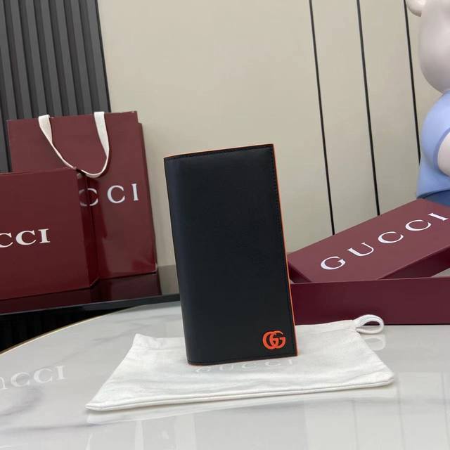 Comes with full original factory packaging. The new Gg Marmont collection featur