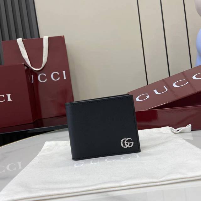 Comes with full original factory packaging. The new Gg Marmont collection featur