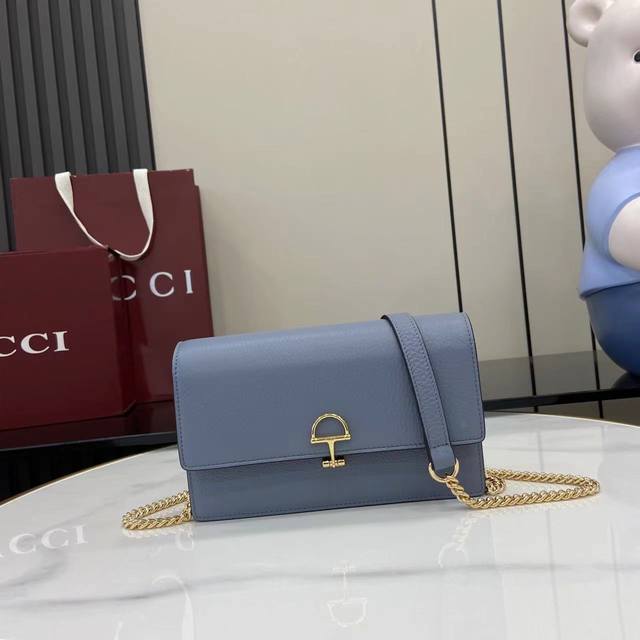 Comes with full original factory packaging. This Gucci Softbit shoulder bag feat