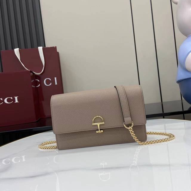 Comes with full original factory packaging. This Gucci Softbit shoulder bag feat