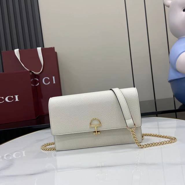 Comes with full original factory packaging. This Gucci Softbit shoulder bag feat