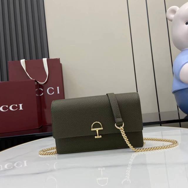 Comes with full original factory packaging. This Gucci Softbit shoulder bag feat