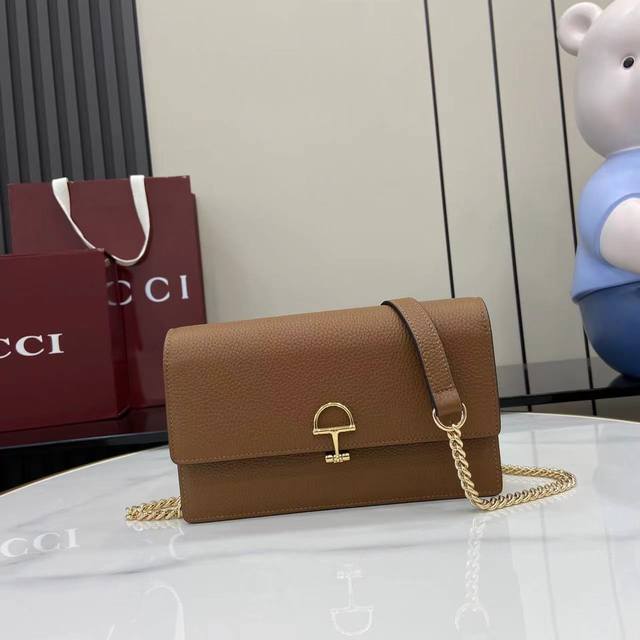 Comes with full original factory packaging. This Gucci Softbit shoulder bag feat