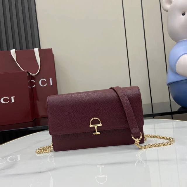 Comes with full original factory packaging. This Gucci Softbit shoulder bag feat