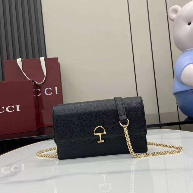 Comes with full original factory packaging. This Gucci Softbit shoulder bag feat