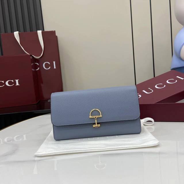 Comes with full original factory packaging. This Gucci Softbit shoulder bag feat