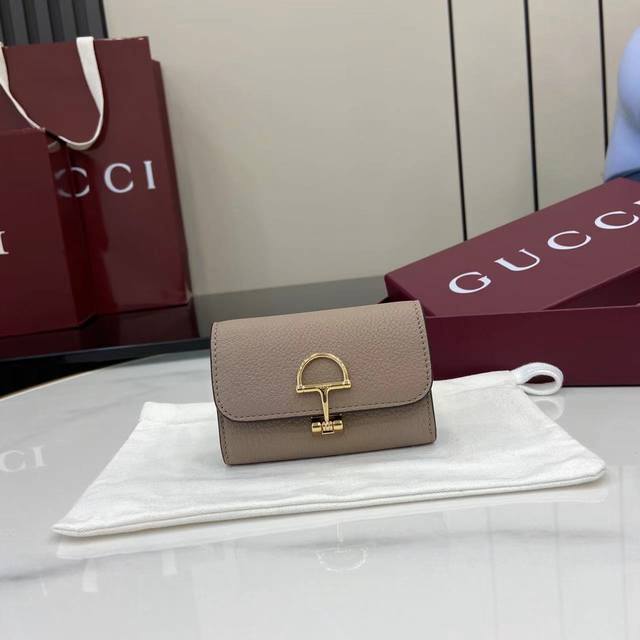 Comes with a full set of original counter packaging. New product Gucci continues