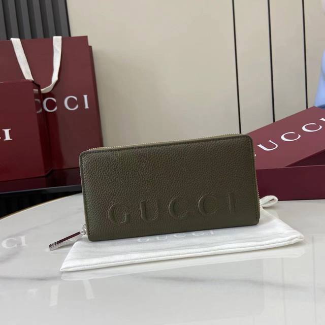 Comes with full original factory packaging. The new Gg Marmont collection featur