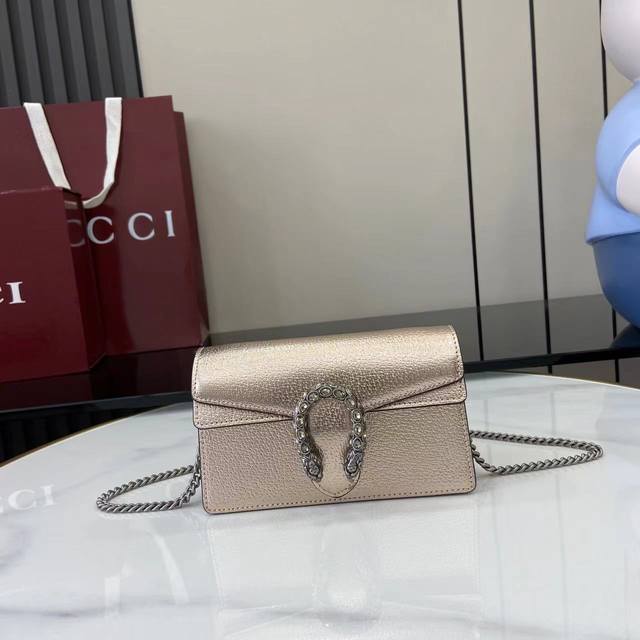 Comes with full original factory packaging. This mini handbag has a crisp shape