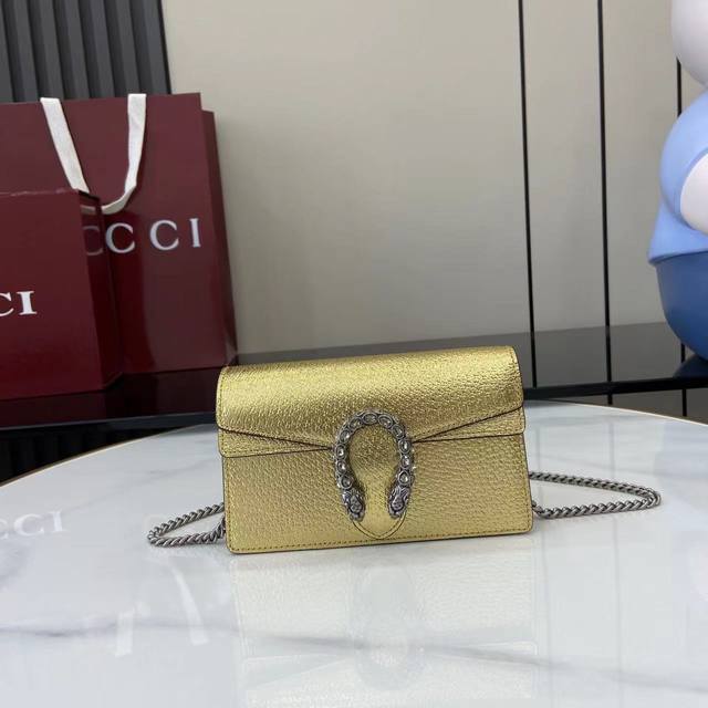 Comes with full original factory packaging. This mini handbag has a crisp shape