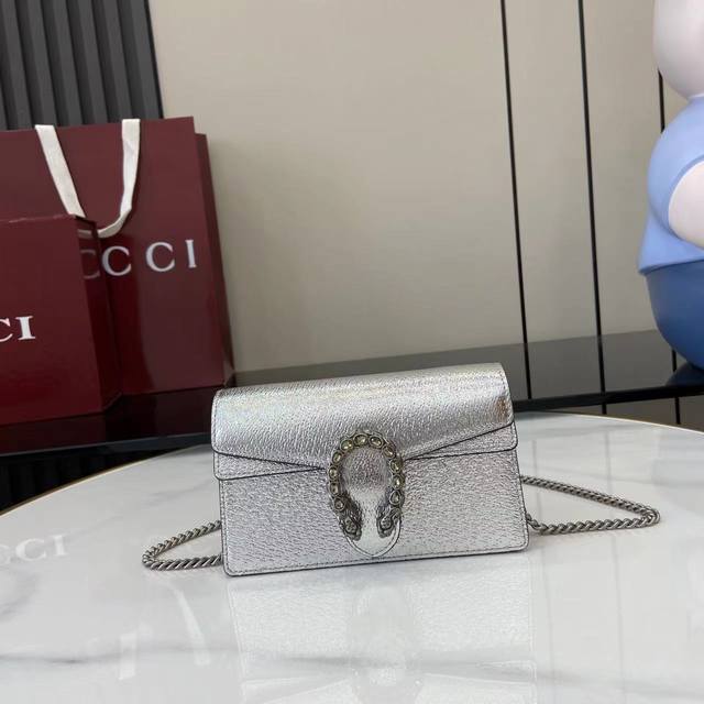 Comes with full original factory packaging. This mini handbag has a crisp shape