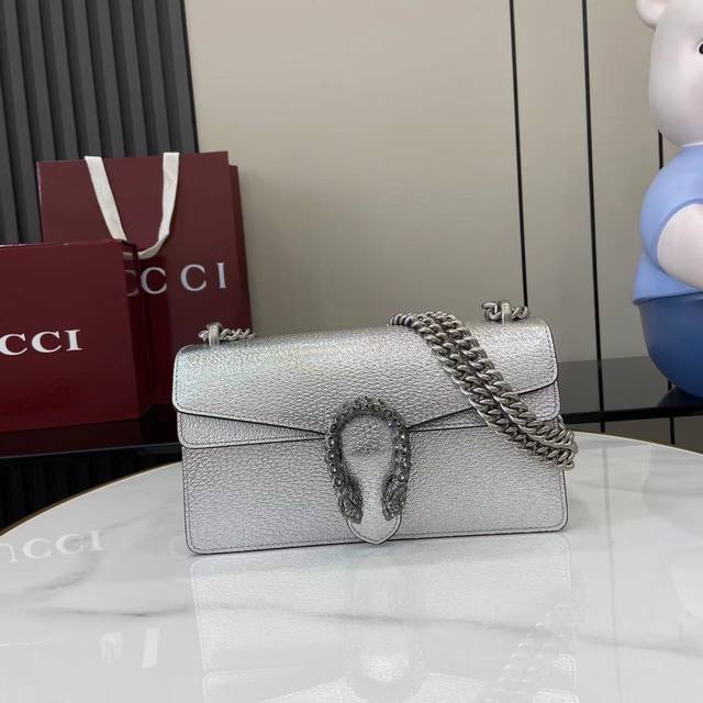 Comes with full original designer packaging. This medium-sized bag has a crisp s