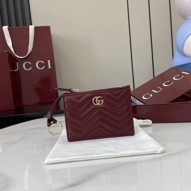 Comes with full original packaging. This Gg Marmont key case is crafted from Guc
