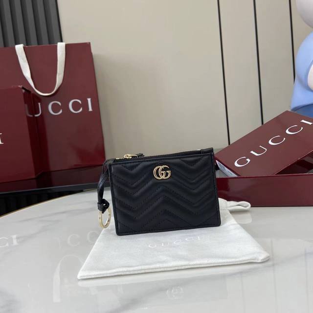 Comes with full original packaging. This Gg Marmont key case is crafted from bla