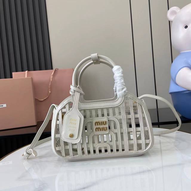 Comes with full original factory packaging. This new Mium shopping basket featur
