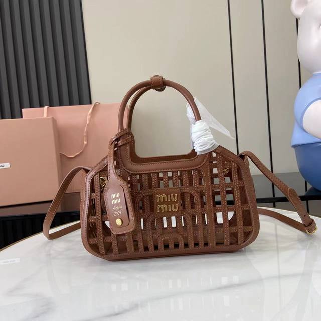 Comes with full original factory packaging. This new Mium shopping basket featur