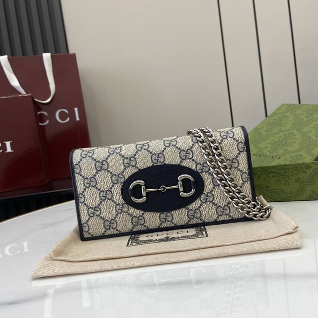 Comes with the original green box. This wallet on chain is a new addition to the