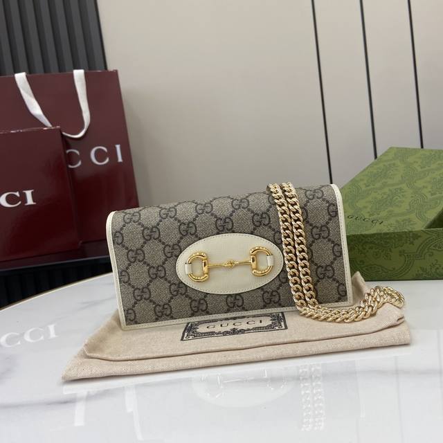 Comes with the original green box. This wallet on chain is a new addition to the