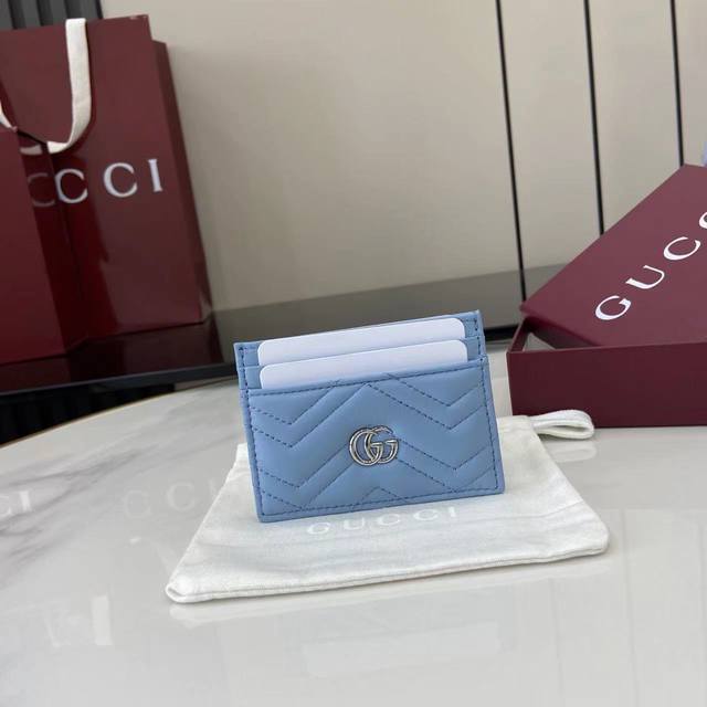 Comes with full original designer packaging. This Gg Marmont cardholder is exper
