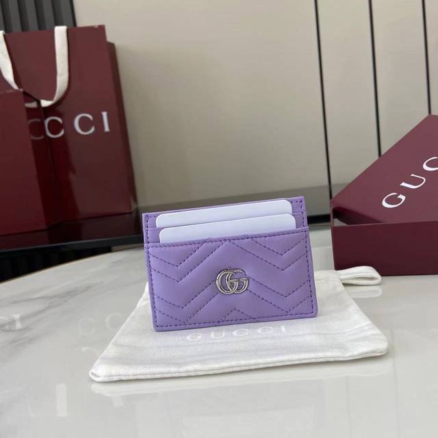 Comes with full original designer packaging. This Gg Marmont cardholder is exper