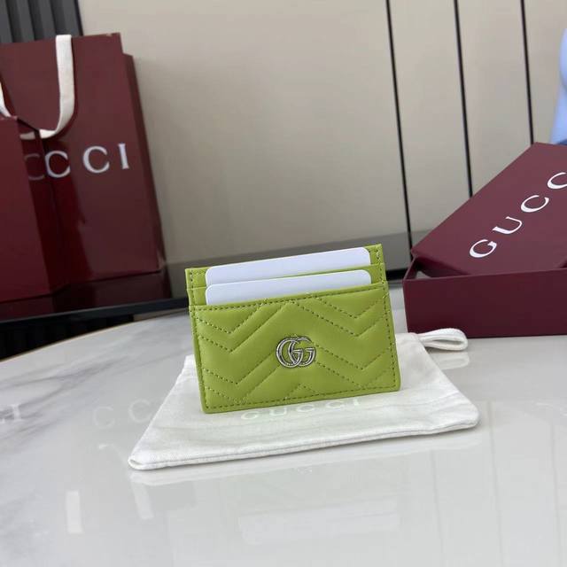 Comes with full original designer packaging. This Gg Marmont card holder is expe