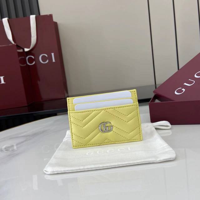 Comes with full original designer packaging. This Gg Marmont cardholder is exper