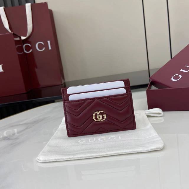 Comes with full original designer packaging. This Gg Marmont cardholder is exper