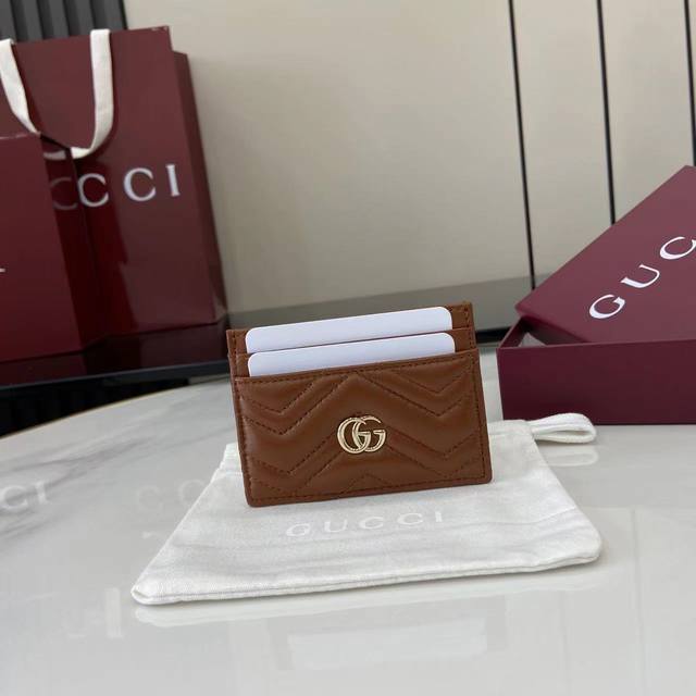 Comes with full original designer packaging. This Gg Marmont cardholder is exper