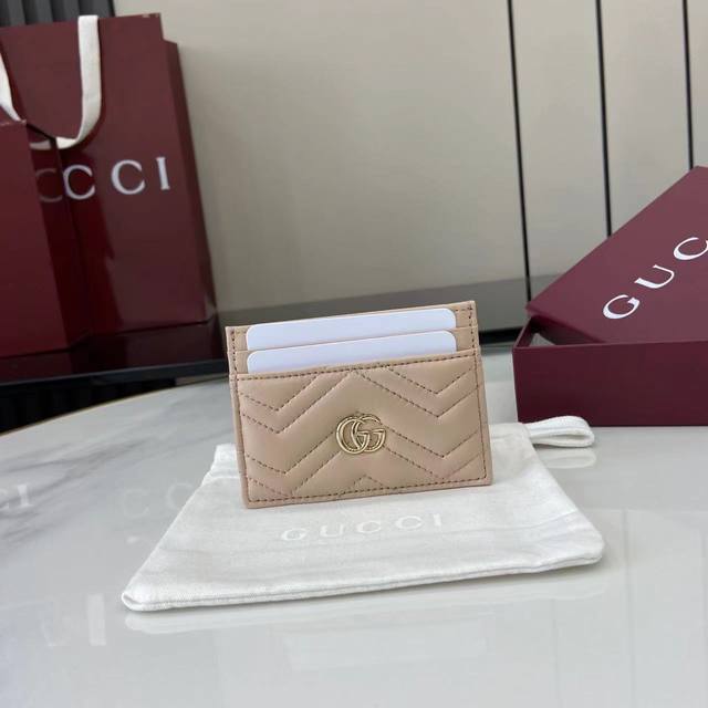 Comes with full original designer packaging. This Gg Marmont cardholder is exper