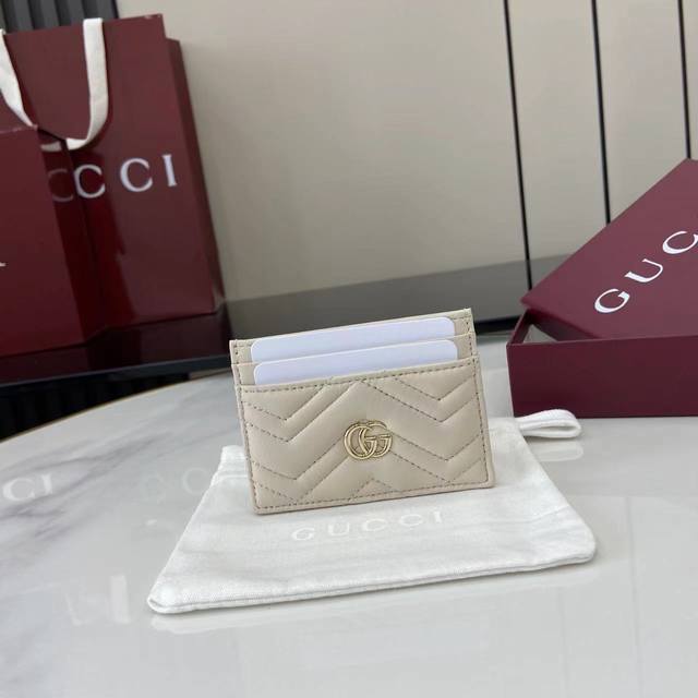 Comes with full original designer packaging. This Gg Marmont cardholder is exper