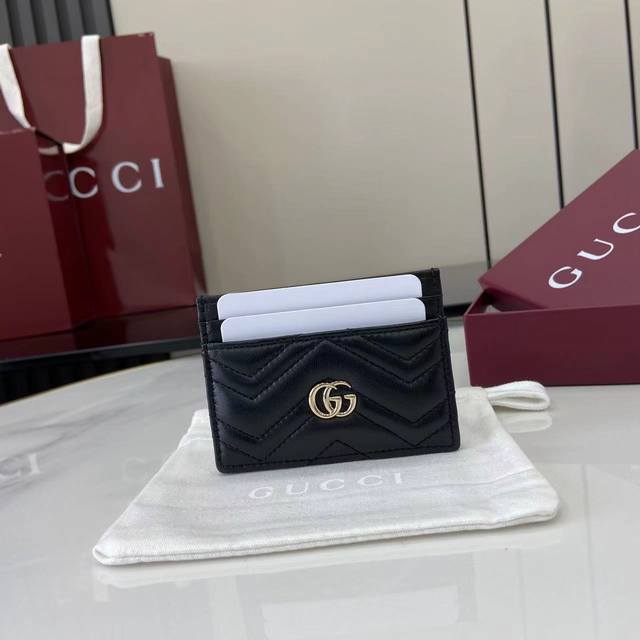 Comes with full original designer packaging. This Gg Marmont cardholder is exper