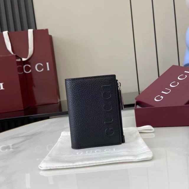Comes with full original factory packaging. The new Gg Marmont collection featur