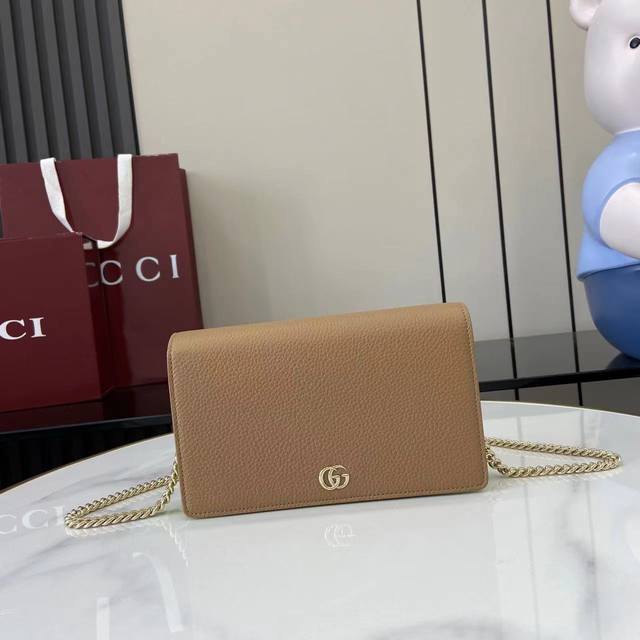 Comes with full original factory packaging. New. This Gg Marmont chain wallet is