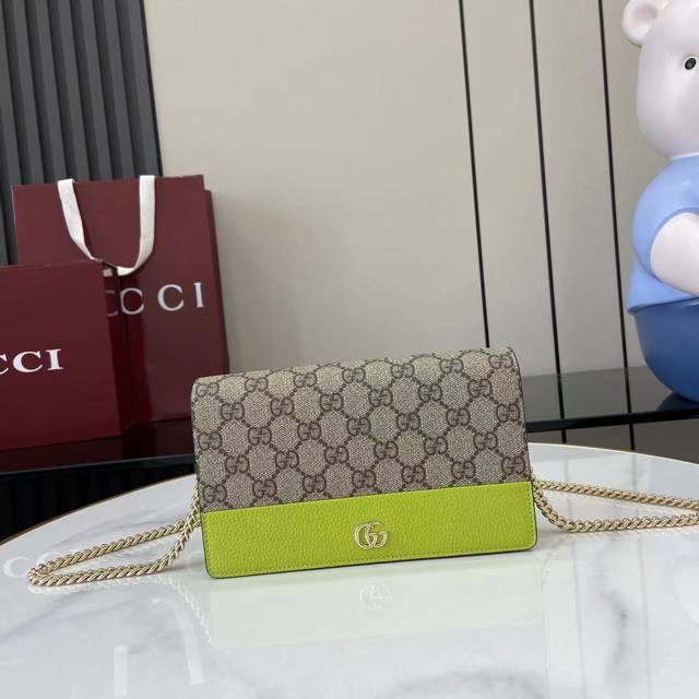 Comes with full original factory packaging. New. This Gg Marmont chain wallet is