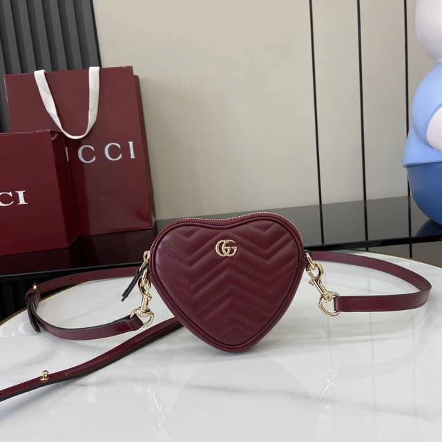 Comes with full original factory packaging. New. This Gg Marmont mini handbag fe