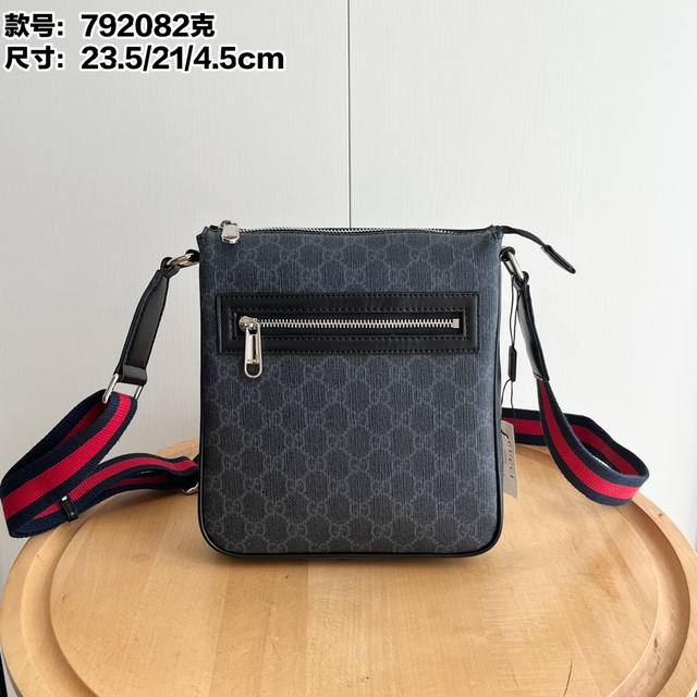 Actual shot Model number: 792082 grams Size: 23.5 21 4.5Cm Small black new men'